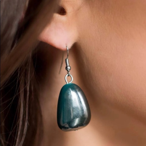 Paparazzi Necklace and Earrings - Picture 4 of 8